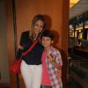 Nivea Stelmann vai ao teatro com o filho, Miguel, no Rio de Janeiro (31 de maio de 2014)