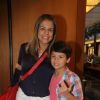 Nivea Stelmann vai ao teatro com o filho, Miguel, no Rio de Janeiro (31 de maio de 2014)