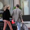 Sharon Stone e Martin Mica caminham juntinhos em direção a hotel de Los Angeles