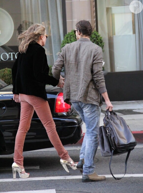 Sharon Stone e Martin Mica caminham juntinhos em direção a hotel de Los Angeles