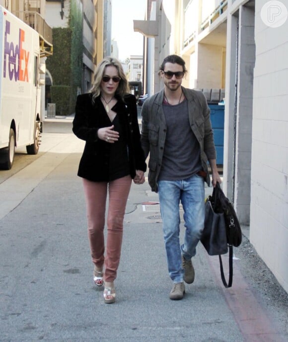 Sharon Stone e Martin Mica, apesar dos rumores de separação, passeiam de mãos dadas em Beverly Hills, em Los Angeles, nos EUA, em 30 de janeiro de 2013