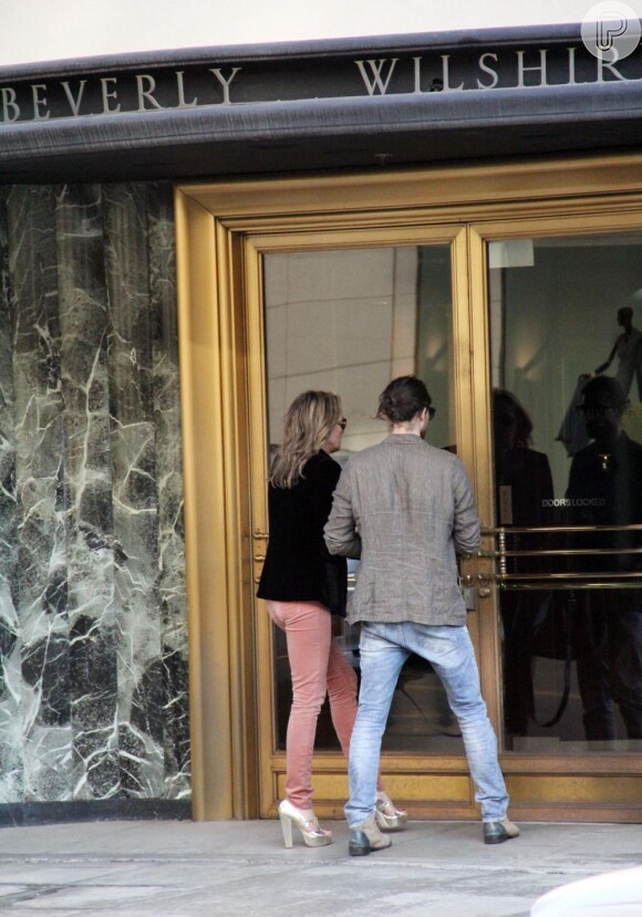 Sharon Stone e Martin Mica chegam juntos ao Hotel Beverly Wilshire