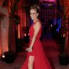 Juliana Silveira arrasa com vestido vermelho na festa de 'Vitória'