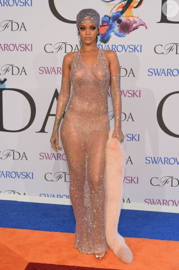 Vestido de Rihanna deixou à mostra seios e pernas. Ela usou calcinha muda por baixa da peça