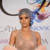 Rihanna usou lenço e luvas bordados com mais de 200 mil cristais Swarovski