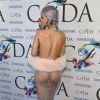 Vestido de Rihanna deixou à mostra as curvas da cantora