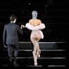 Após receber prêmio de ícone fashion, Rihanna sobe escadas no palco, marcando o bumbum da cantora