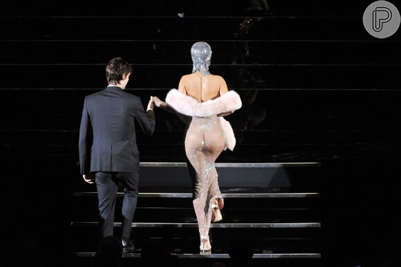 Após receber prêmio de ícone fashion, Rihanna sobe escadas no palco, marcando o bumbum da cantora