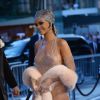 Rihanna chega ao evento com look transparente