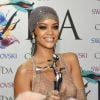 Rihanna usa vestido transparente do estilista Adam Selman em premiação de moda nos Estados Unidos, em 2 de junho de 2014