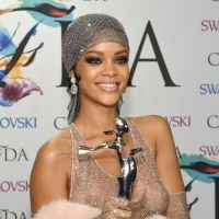 Stylist de Rihanna comenta vestido usado em premiação: 'Estava pronta pra ele'