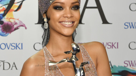 Stylist de Rihanna comenta vestido usado em premiação: 'Estava pronta pra ele'