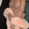 Vestido de Rihanna é todo bordado com cristais Swarovski
