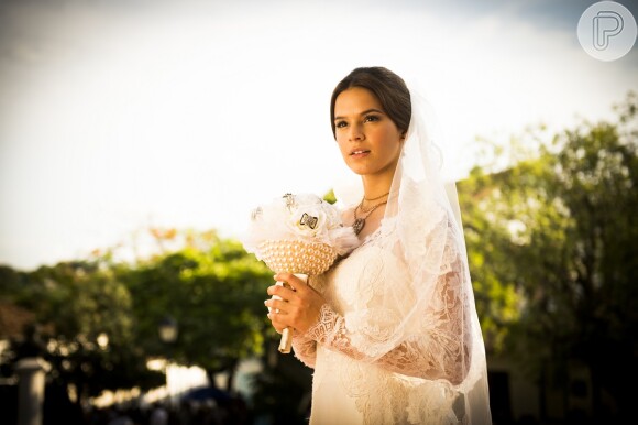 Apesar do trauma no altar e do casamento não realizadom, Helena (Julia Lemmertz) guardou seu vestido de noiva durante mais de 20 anos, na novela 'Em Família'