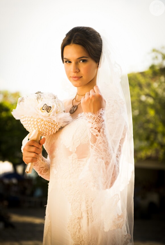 Helena (Julia Lemmertz) resolve dar o vestido de noiva com o qual ia se casar com Laerte (Gabriel Braga Nunes) de presente a Luiza (Bruna Marquezine), em 9 de junho de 2014, na novela 'Em Família'