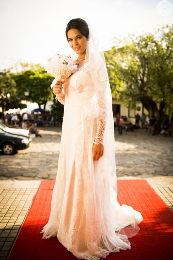 Helena (Julia Lemmertz) desiste de queimar seu antigo vestido de noiva para mandá-lo para Luiza (Bruna Marquezine), na novela 'Em Família'