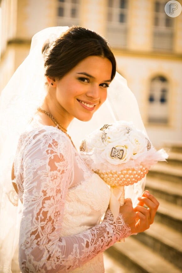 Luiza (Bruna Marquezine) experimenta o vestido de noiva de Helena (Julia Lemmertz), na novela 'Em Família'