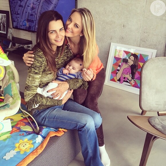 Ticiane Pinheiro posa abraçada com Fernanda Motta e a pequena Chloe, de 3 meses