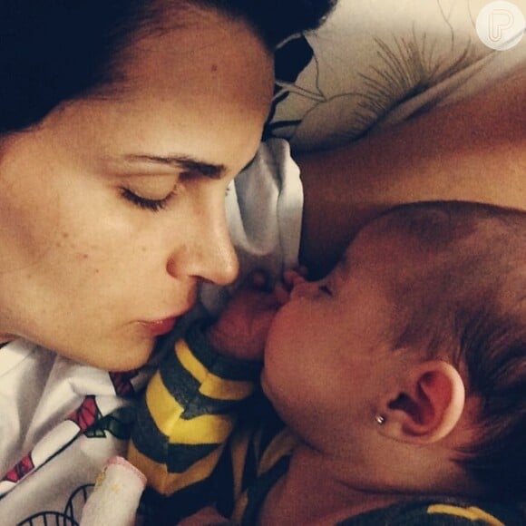 Fernanda Motta dorme ao lado da filha, Chloe