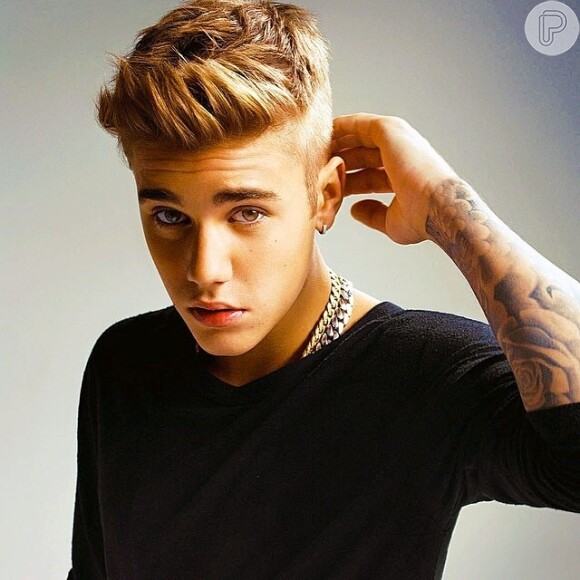 Nas ultimas semanas Justin Bieber foi ameaçado em US$1 milhão por um homem misterioso que disse ter um vídeo, no qual o cantor contando piadas de cunho pejorativo