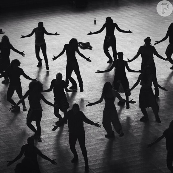 Beyoncé ensaia com os bailarinos para o Super Bowl