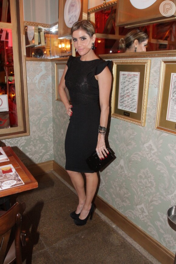 Deborah Secco posa com vestido justo em restaurante em SP