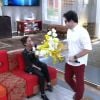 Murilo Benício entrega flores para Débora Falabella ao vivo no programa 'Encontro', na Globo: 'Olha a cara dela', observa o ator ao ver a reação de surpresa da amada