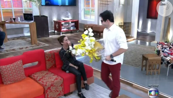 Murilo Benício entrega flores para Débora Falabella ao vivo no programa 'Encontro', na Globo: 'Olha a cara dela', observa o ator ao ver a reação de surpresa da amada