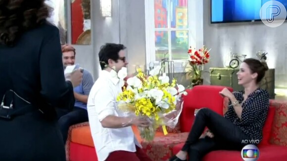 Murilo Benício entrega flores para Débora Falabella ao vivo no programa 'Encontro', na Globo