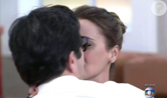 Murilo Benício beija Débora Falabella ao vivo no 'Encontro com Fátima Bernardes', na Globo