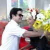 Débora Falabella se surpreende ao receber flores do namorado, Murilo Benício, no palco do 'Encontro com Fátima Bernardes'