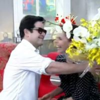 Murilo Benício dá flores a Débora Falabella ao vivo na TV: 'Não fiz besteira'