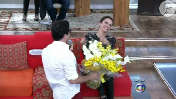 Sem esperar a presença do namorado, Débora Falabella sorriu quando ele apareceu diante dela no programa 'Encontro'
