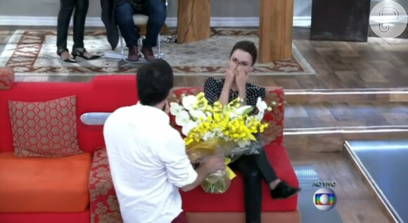 Débora Falabella não escondeu a timidez quando Murilo Benício chegou de surpresa com um buquê de flores nas mãos