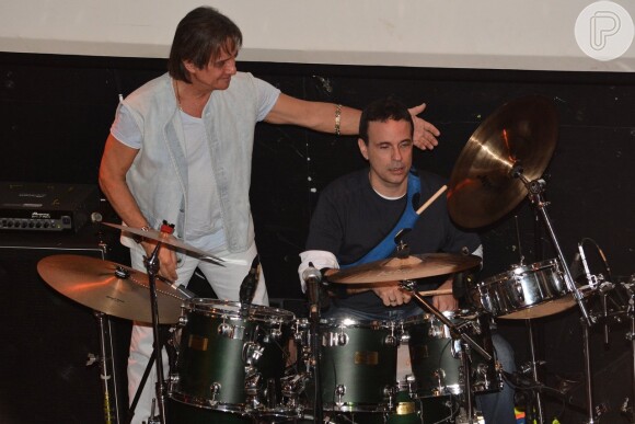 Roberto Carlos se emociona ao subir ao palco do show do filho Dudu Braga, em São Paulo