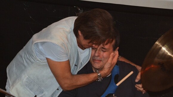 Roberto Carlos se emociona em show do filho Dudu Braga, em São Paulo