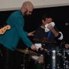 Dudu Braga se emociona durante show da banda RC na Veia com o pai, Roberto Carlos, na plateia