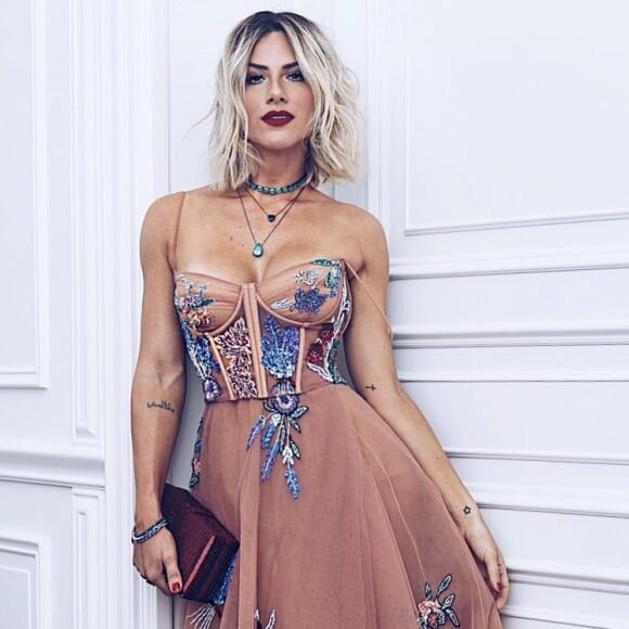 Giovanna Ewbank escolheu um look lindo e romântico para curtir o aniversário de Neymar, no domingo