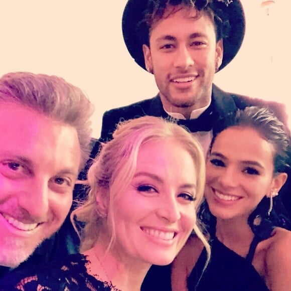 Bruna Marquezine esteve na festa de aniversário de Neymar, que contou com a presença de Luciano Huck e Angélica