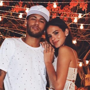 Bruna Marquezine e Neymar curtiram o passeio por Paris com Matheus Mazzafera, Izabel Goulart e Kevin Trapp