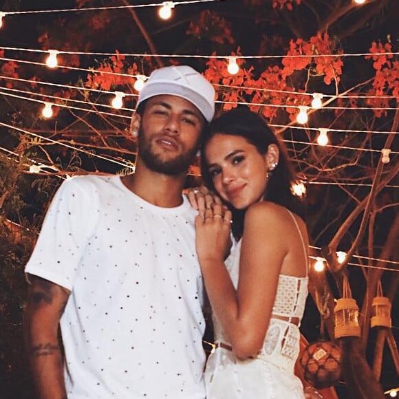 Bruna Marquezine e Neymar curtiram o passeio por Paris com Matheus Mazzafera, Izabel Goulart e Kevin Trapp