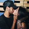 Bruna Marquezine e Neymar trocam beijos em passeio por Paris, em 5 de fevereiro de 2018