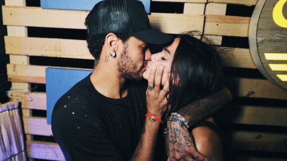 Bruna Marquezine beija Neymar em foto, mas sacola de grife chama atenção: 'Luxo'