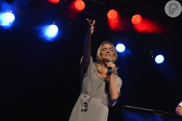 Letícia Spiller mostrou que é afinada em participação no show de Tunai, no Rio de Janeiro