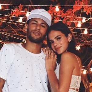 Bruna Marquezine viajou para Paris, na França, para festejar o aniversário do namorado, Neymar