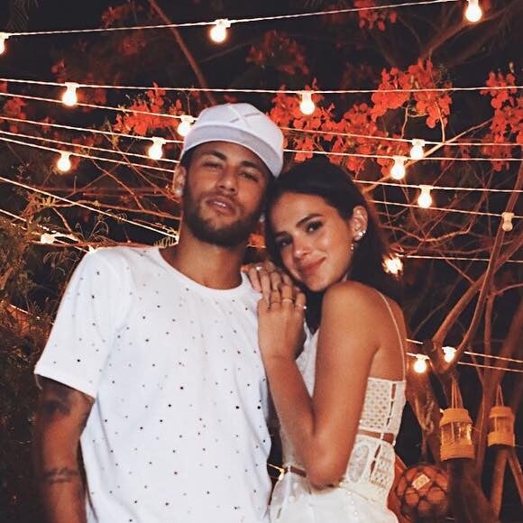 Bruna Marquezine viajou para Paris, na França, para festejar o aniversário do namorado, Neymar