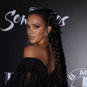 Bruna Marquezine foi elogiada pelo namorado, Neymar, pelo look usado em baile de gala de carnaval