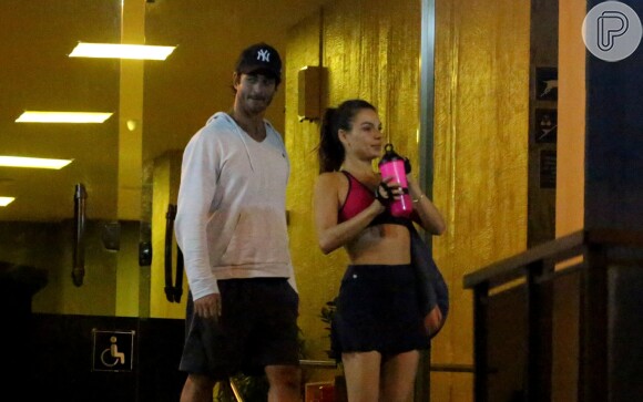 Isis Valverde e o namorado, André Resende, foram fotografados deixando uma academia da Barra da Tijuca, no Rio, na segunda-feira, 5 de fevereiro de 2018