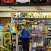 Grazi Massafera vai a shopping do Rio de Janeiro e entra em loja de brinquedos (6 de junho de 2014)