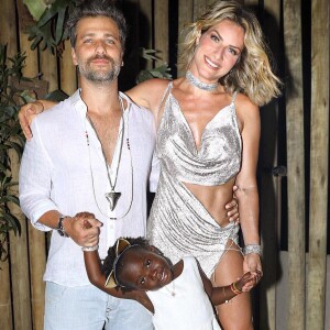 Giovanna Ewbank se diverte com as brincadeiras da filha, Títi, com o marido, Bruno Gagliasso: 'Quando eles falam assim para mim 'você não entra na brincadeira. Só sou eu e papai'. Amo!'